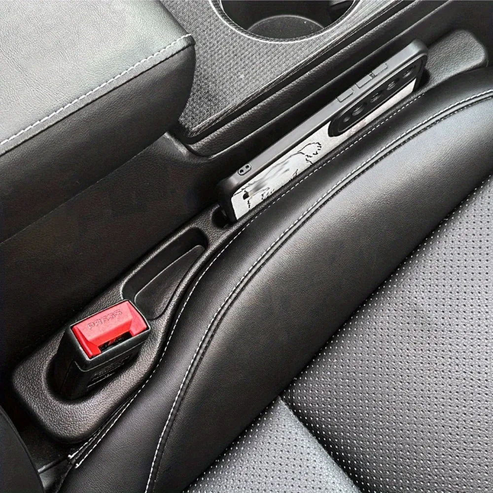 Offener Spalt zwischen Autositz und Mittelkonsole ohne Organizer
