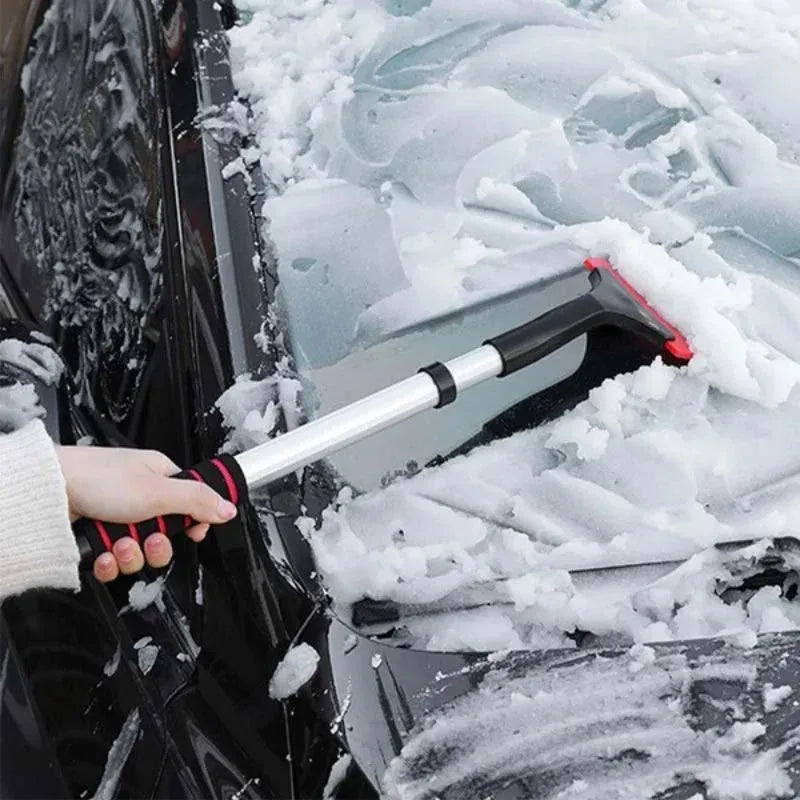 Eiskratzer im Einsatz an einer vereisten Windschutzscheibe