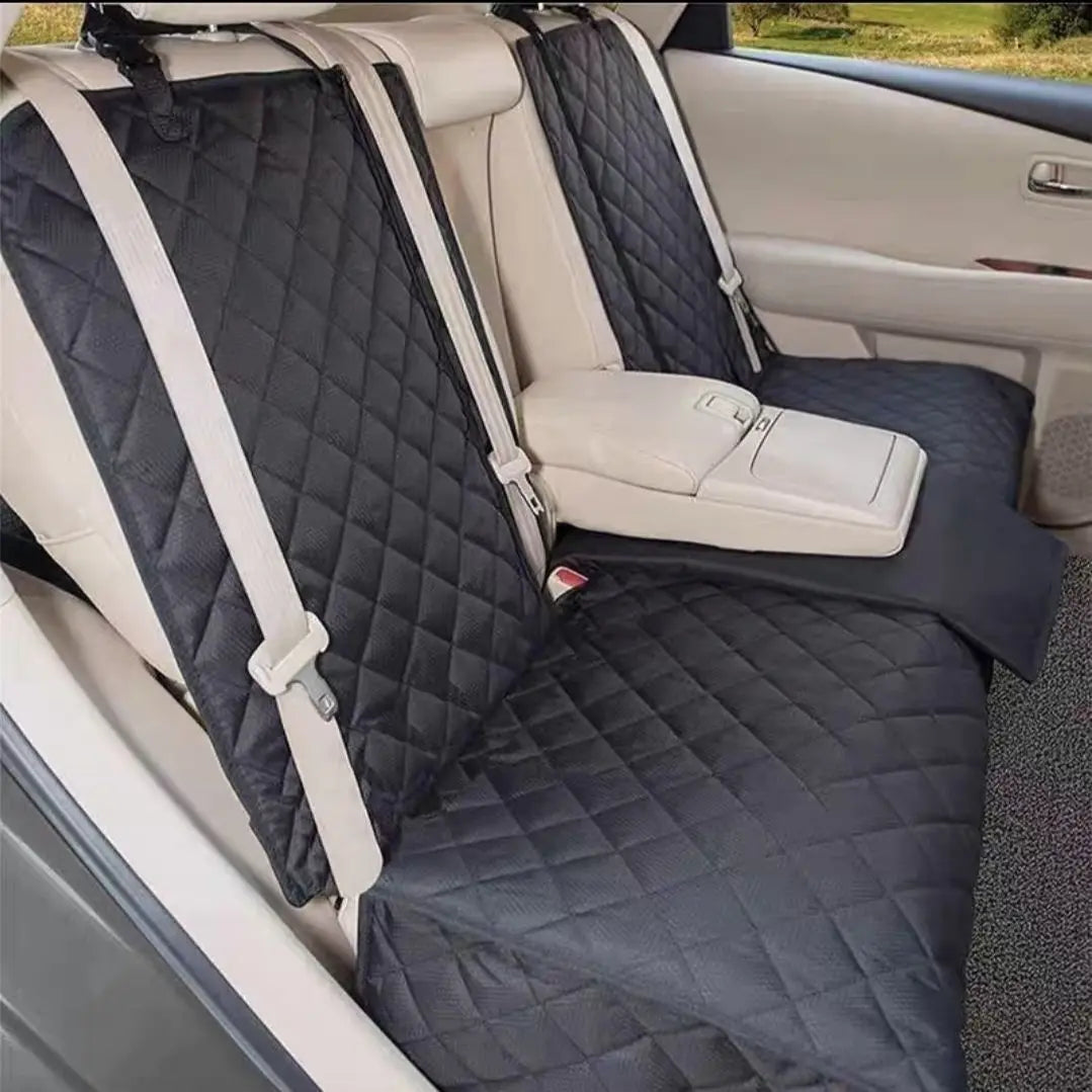 Schondecke im Auto montiert, Seitenklappen an den Türverkleidungen