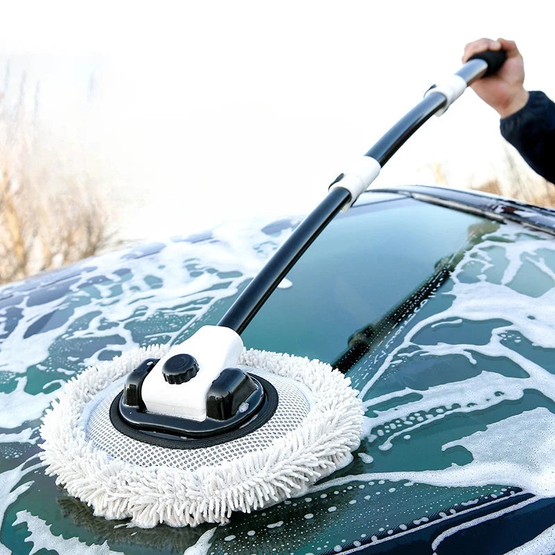 Teleskop-Waschbürste mit Chenille-Kopf auf einer eingeschäumten Motorhaube
