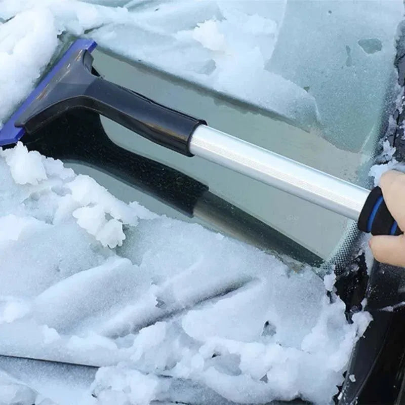 Nahaufnahme des Eiskratzers beim Abziehen der Eisschicht