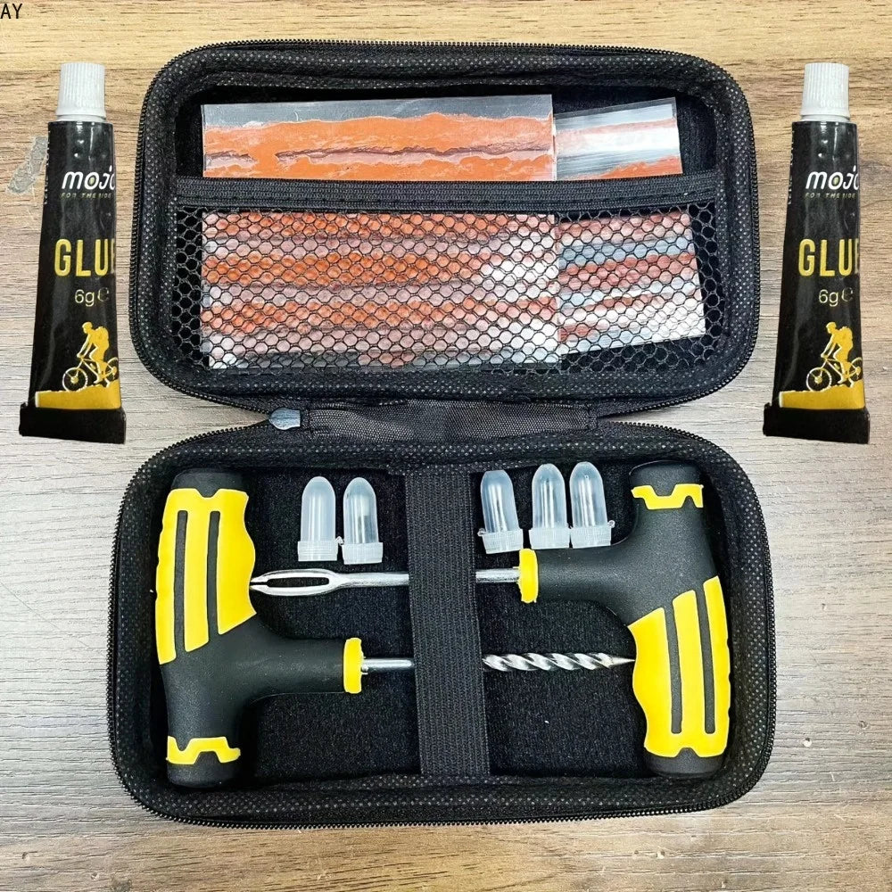 Geöffnetes Reifen-Reparaturset im Etui mit Ahle, Einziehnadel, Gummistreifen und zwei Tuben Gummilösung