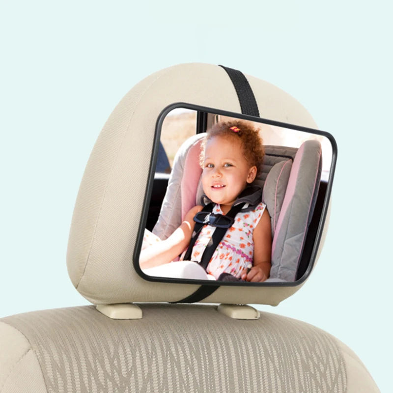 Babyspiegel an der Kopfstütze des Rücksitzes, Kind im Kindersitz im Spiegel sichtbar