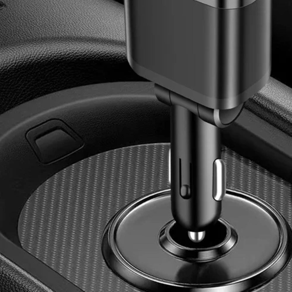 Auto-Ladegerät steckt in der 12-V-Steckdose der Mittelkonsole